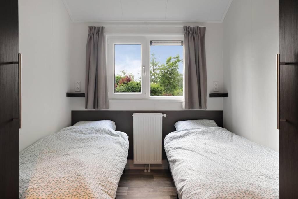 Luxe Chalet In Oosterwolde In Friesland, Op Rustig Park Met Uitzicht Op Meer En Strandje Exterior foto