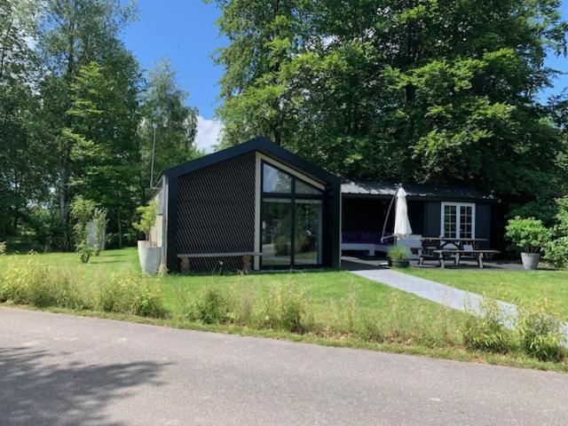 Luxe Chalet In Oosterwolde In Friesland, Op Rustig Park Met Uitzicht Op Meer En Strandje Exterior foto